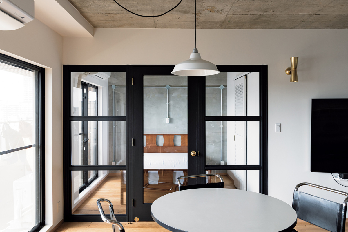 海を感じさせるマリンテーブル丸テーブルガラステーブル白西海岸海サーフ